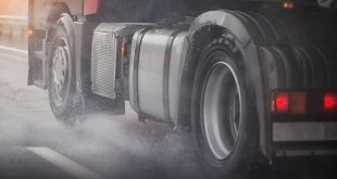 Bahaya Ban Selip pada Truk dan Cara Ampuh Mencegahnya
